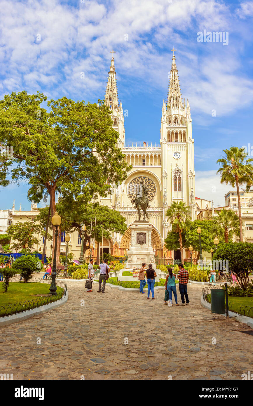 Guayaquil, Ecuador - 16 Aprile 2016: le persone che visitano la statua di Simon Bolivar in Parque Seminario, Parque Bolivar o Parque de las Iguana, in Guayaqui Foto Stock