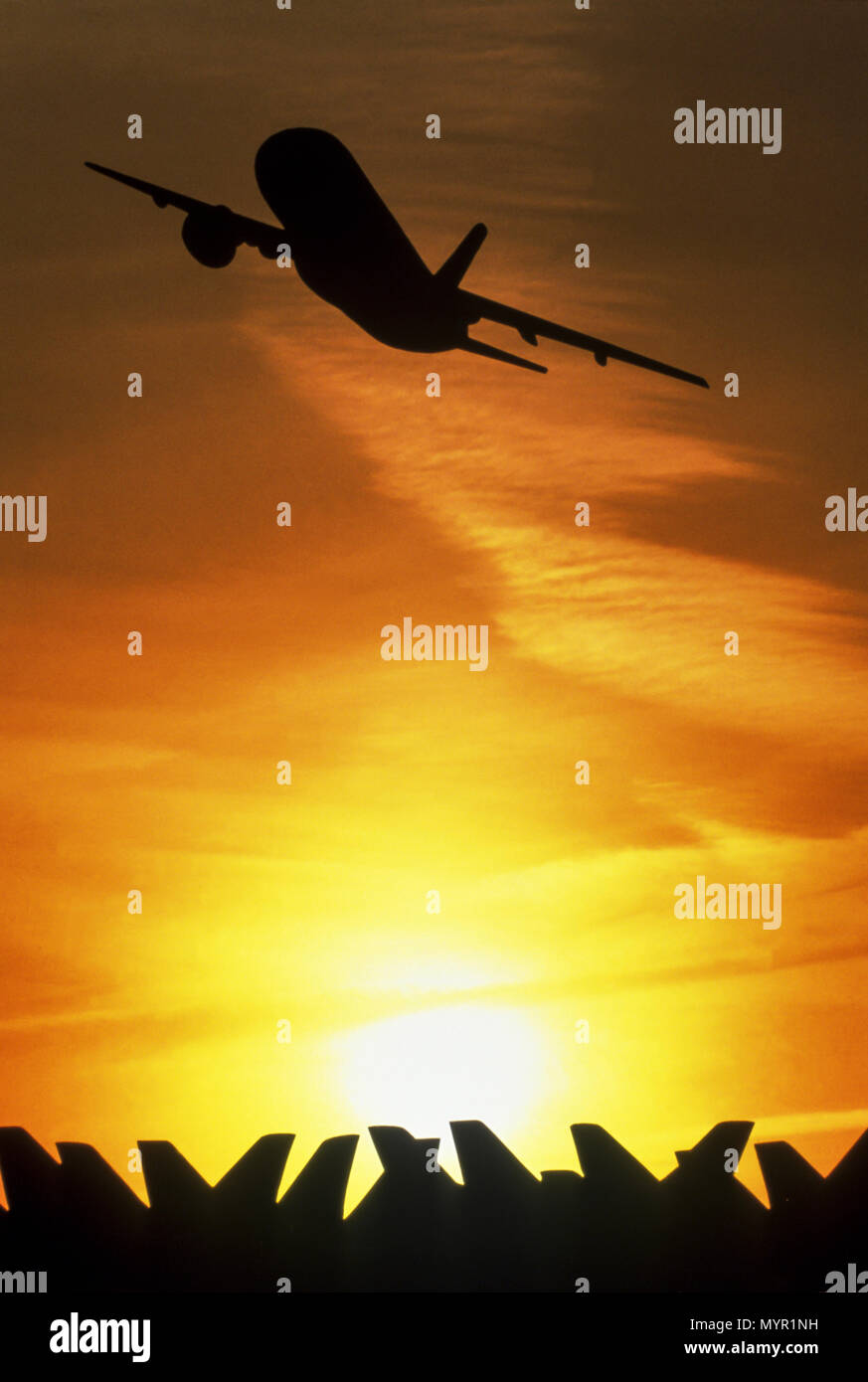 1992 Silhouette storico di volo aereo commerciale Foto Stock