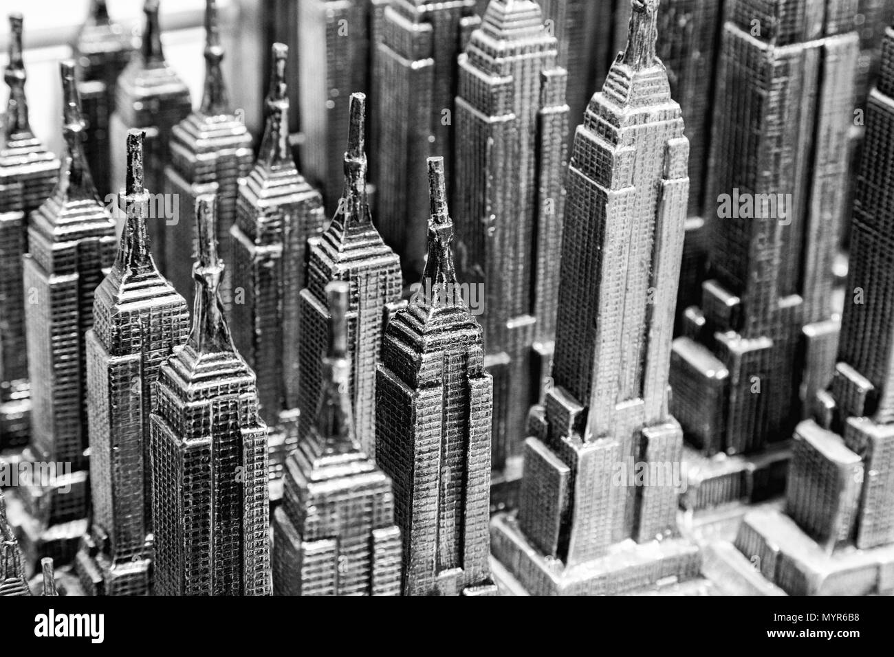 I modelli di metallo dell'Empire State Building per la vendita come regali e souvenir, Empire State Building di New York City STATI UNITI D'AMERICA Foto Stock