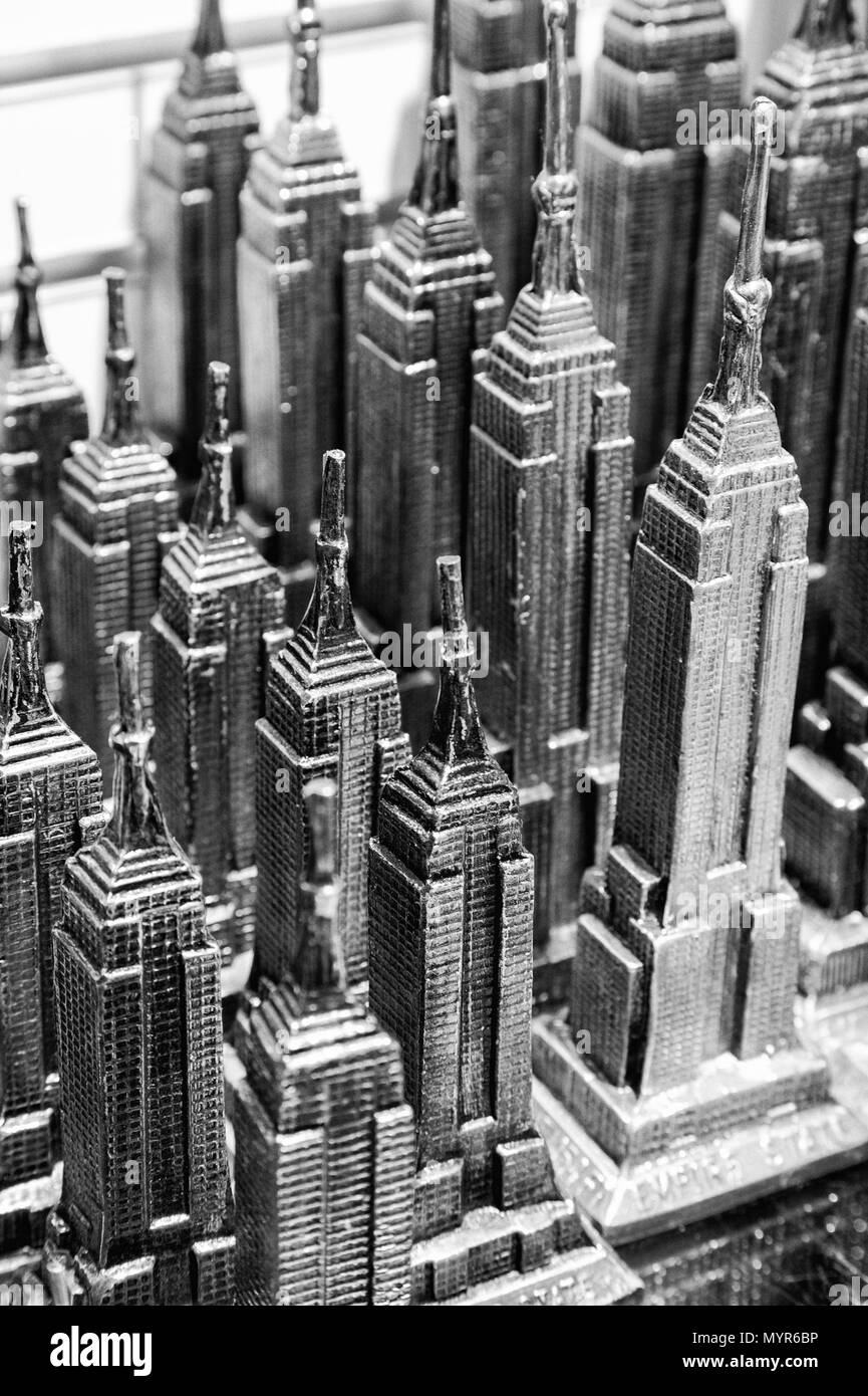 I modelli di metallo dell'Empire State Building per la vendita come regali e souvenir, Empire State Building di New York City STATI UNITI D'AMERICA Foto Stock