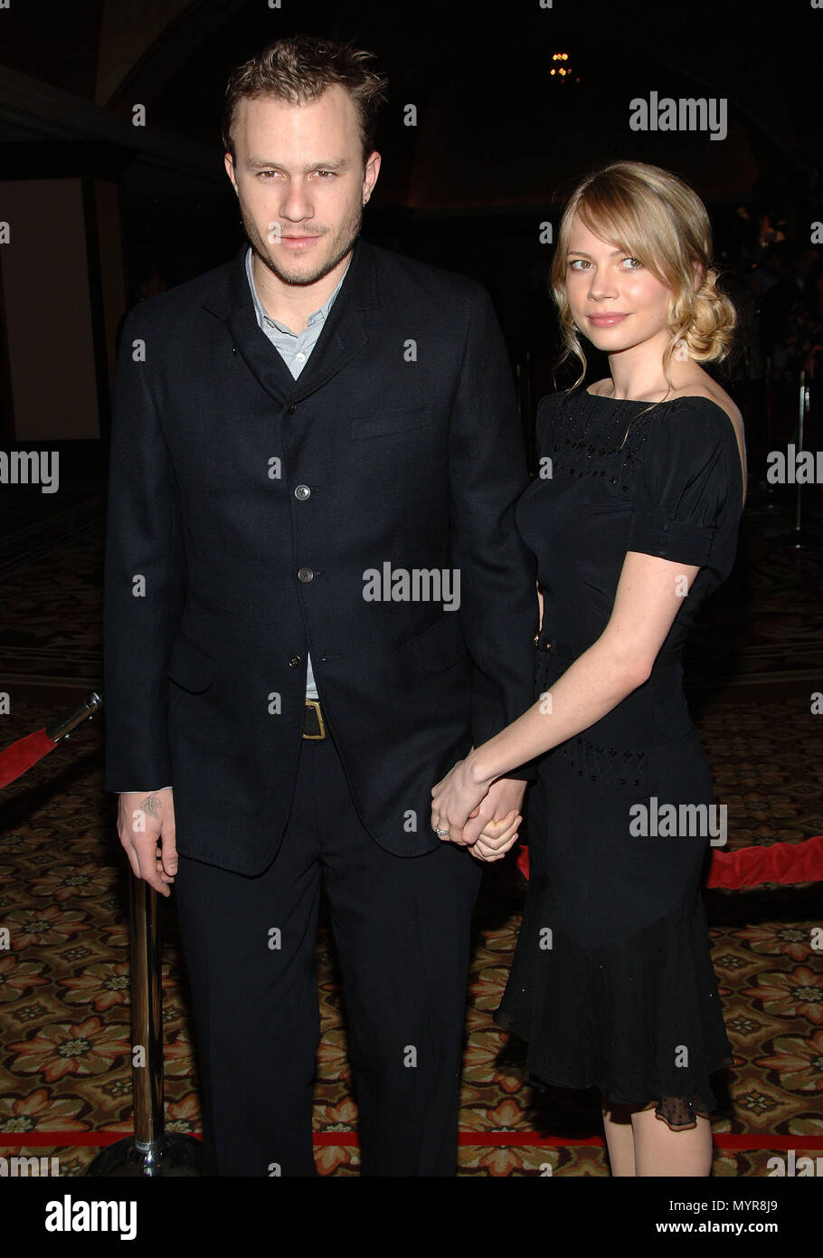 Heath Ledger e la moglie Michelle Williams arrivando a 58th DIRECTOR GUILD AWARDS (DGA) allo Hyatt Century Plaza di Los Angeles. Gennaio 28, 2006.11_LedgerHeath_WilliamsM evento nella vita di Hollywood - California, tappeto rosso Evento, STATI UNITI D'AMERICA, industria cinematografica, celebrità, fotografia, Bestof, arte cultura e intrattenimento, celebrità moda, migliori della vita di Hollywood, evento nella vita di Hollywood - California, moquette rossa e dietro le quinte, musica celebrità, Topix, coppia, famiglia ( marito e moglie ) e i bambini- figli, fratelli e sorelle inchiesta tsuni@Gamma-USA.com, Credito Tsuni / USA, 2006-2009 Foto Stock