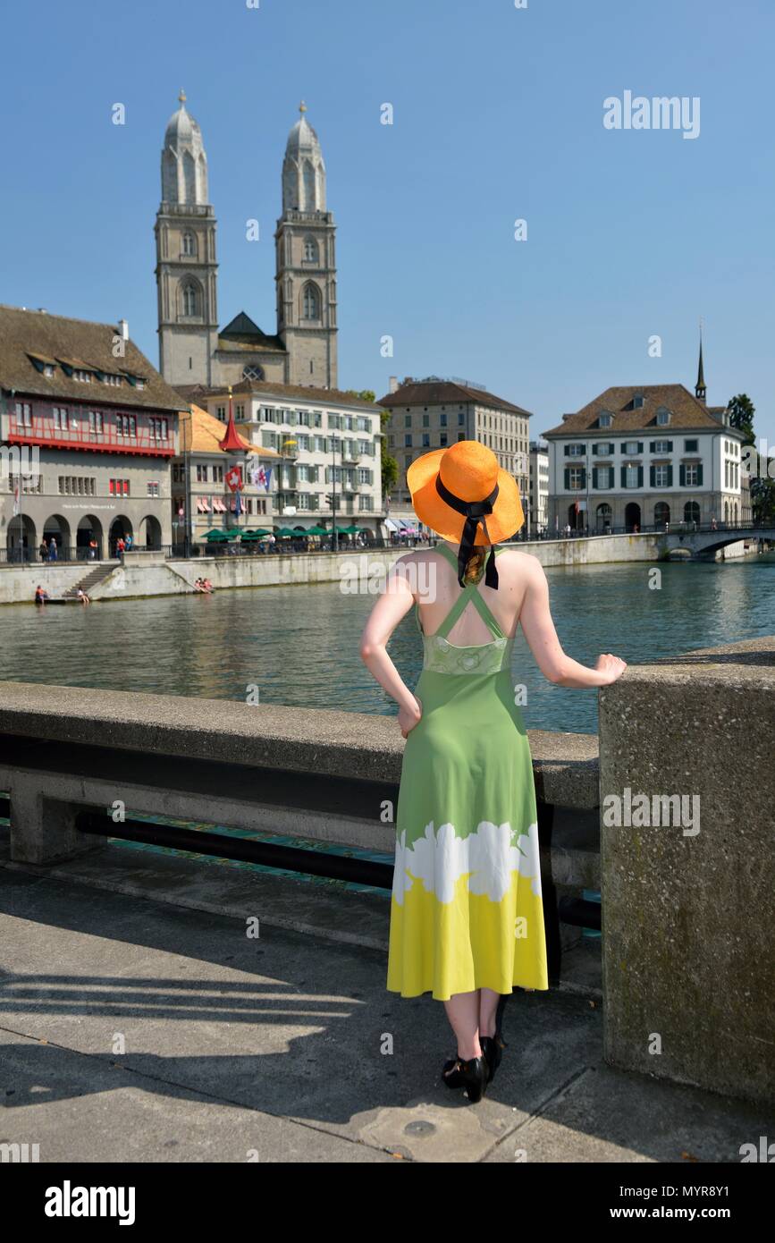 Donna con cappello,Grossmünster,evangelica della Chiesa riformata nella città vecchia di Zurigo, Zuerich,Zurigo, Svizzera, Europa modello di rilascio Foto Stock