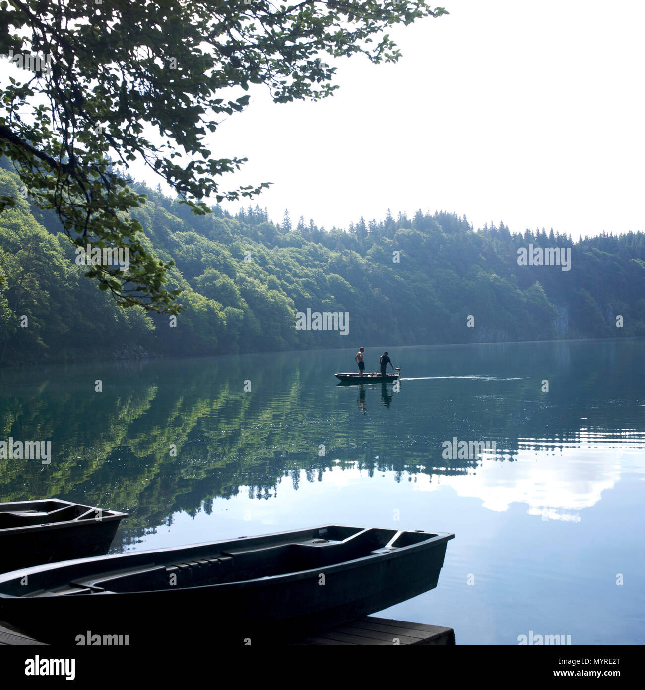 Lago Pavin, dipartimento di Puy de Dome, Auvergne-Rodano-Alpi, Francia Foto Stock