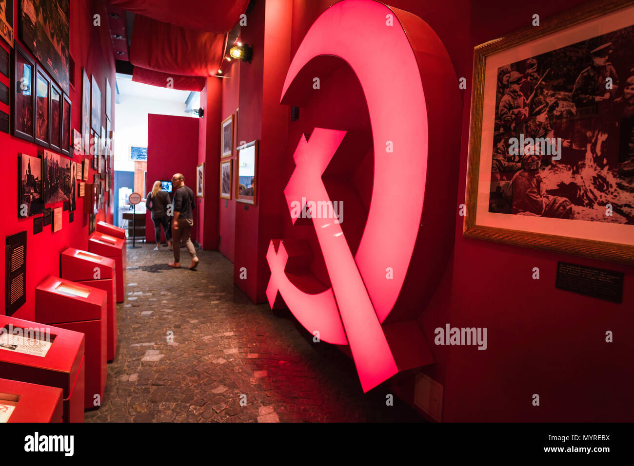 Warsaw Rising Museum, la vista di una sezione del museo dedicato all'occupazione della Polonia da parte delle forze sovietiche alla fine della II Guerra Mondiale . Foto Stock