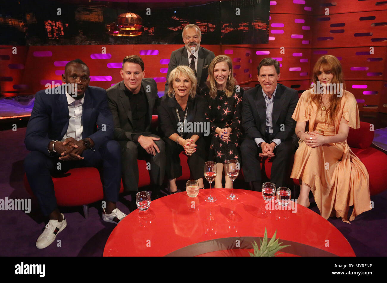 Host Graham Norton con (seduti da sinistra a destra) Usain Bolt, Channing Tatum, Jennifer Saunders, Beattie Edmondson, Rob Brydon e Firenze Welchduring riprese per il Graham Norton Show a Studioworks BBC a Londra, che sarà in onda su BBC One il venerdì. Foto Stock