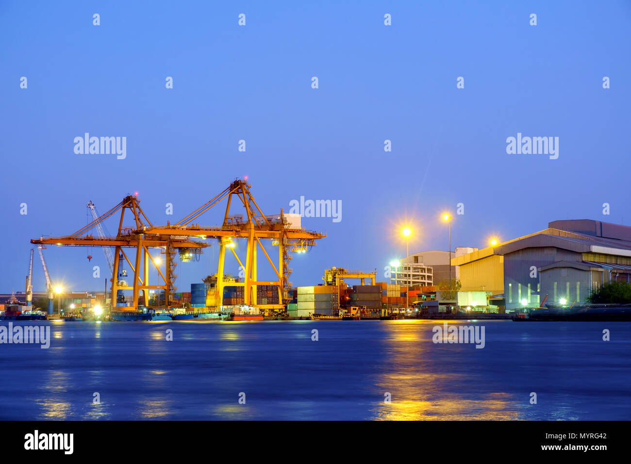 Vista del ponte della gru che lavorano in dock al crepuscolo. Foto Stock