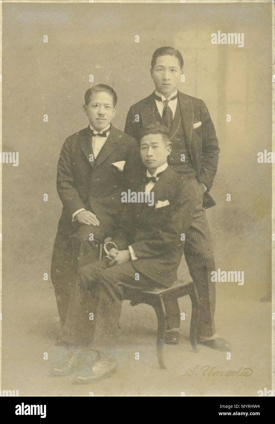 . 中文: 左至右 : 呂靈石（林獻堂外甥）、葉榮鐘（中坐者，當時第一次受林獻堂資助赴日留學）、林雲龍（林獻堂三子），攝於日本東京 semplice inglese: prese a Tokyo presso la prima volta di Lîm Hiàn-Tông sponsorizzato Iap Ing-tsing (medio) per studiare in Giappone, con Lu Limng-Jo(a sinistra) e Lin Un-Liong(3° figlio di Lîm Hiàn-Tông). . 1920. 1 sconosciuto Iap Ing-tsing con gli amici 1920 Foto Stock