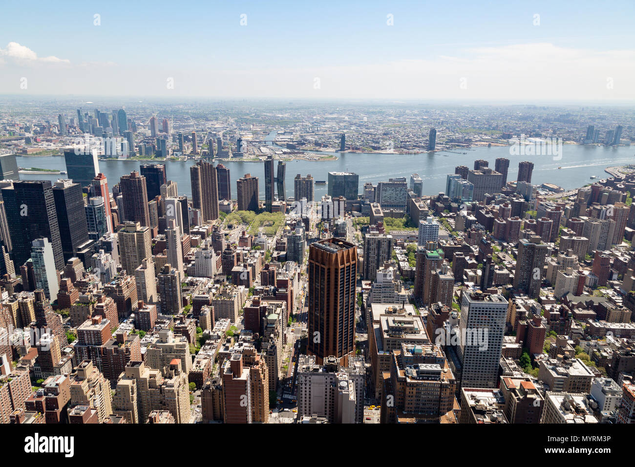 Vista dello Skyline di Midtown New York dall'Empire State Building guardando ad Est verso East River e di Brooklyn, New York City USA Foto Stock