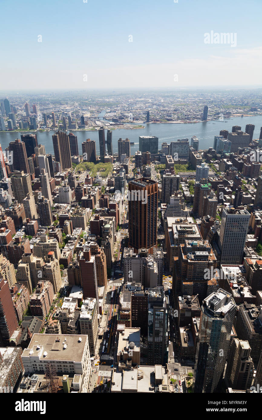 Vista dello Skyline di Midtown New York dall'Empire State Building guardando ad Est verso East River e di Brooklyn, New York City USA Foto Stock