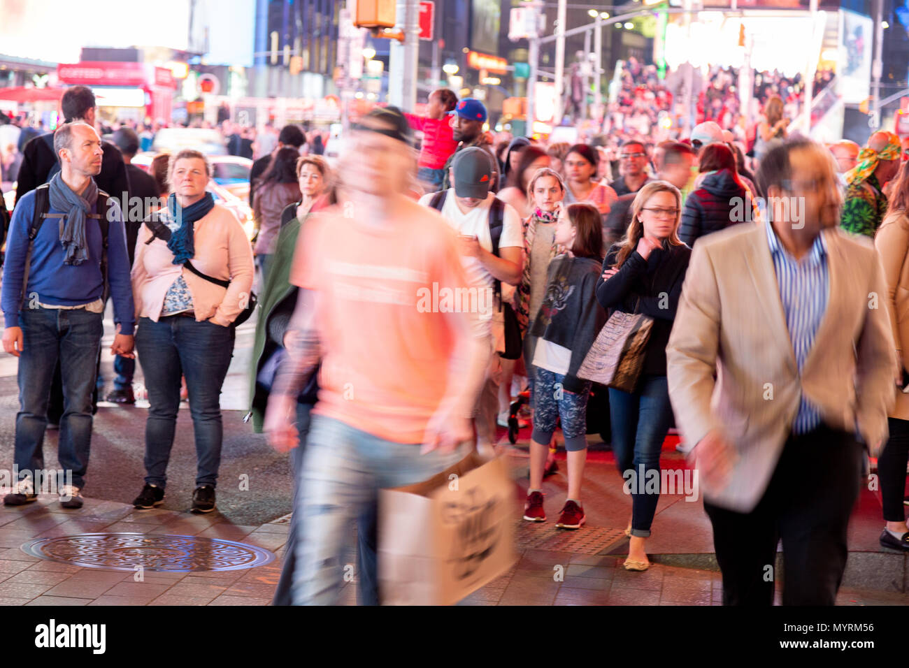 Americani, New York City - pedoni - persone che camminano in Times Square di notte, Broadway, New York City, USA Foto Stock