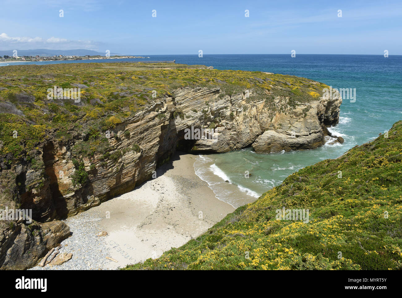 Promontorio costiero e rocce vicino a Ribadeo in Galizia Spagna settentrionale Foto Stock