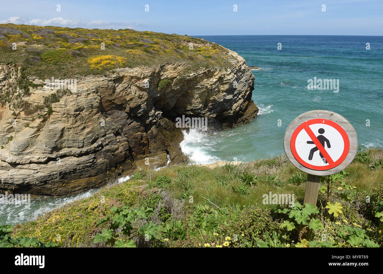 Promontorio costiero e rocce vicino a Ribadeo in Galizia Spagna settentrionale Foto Stock