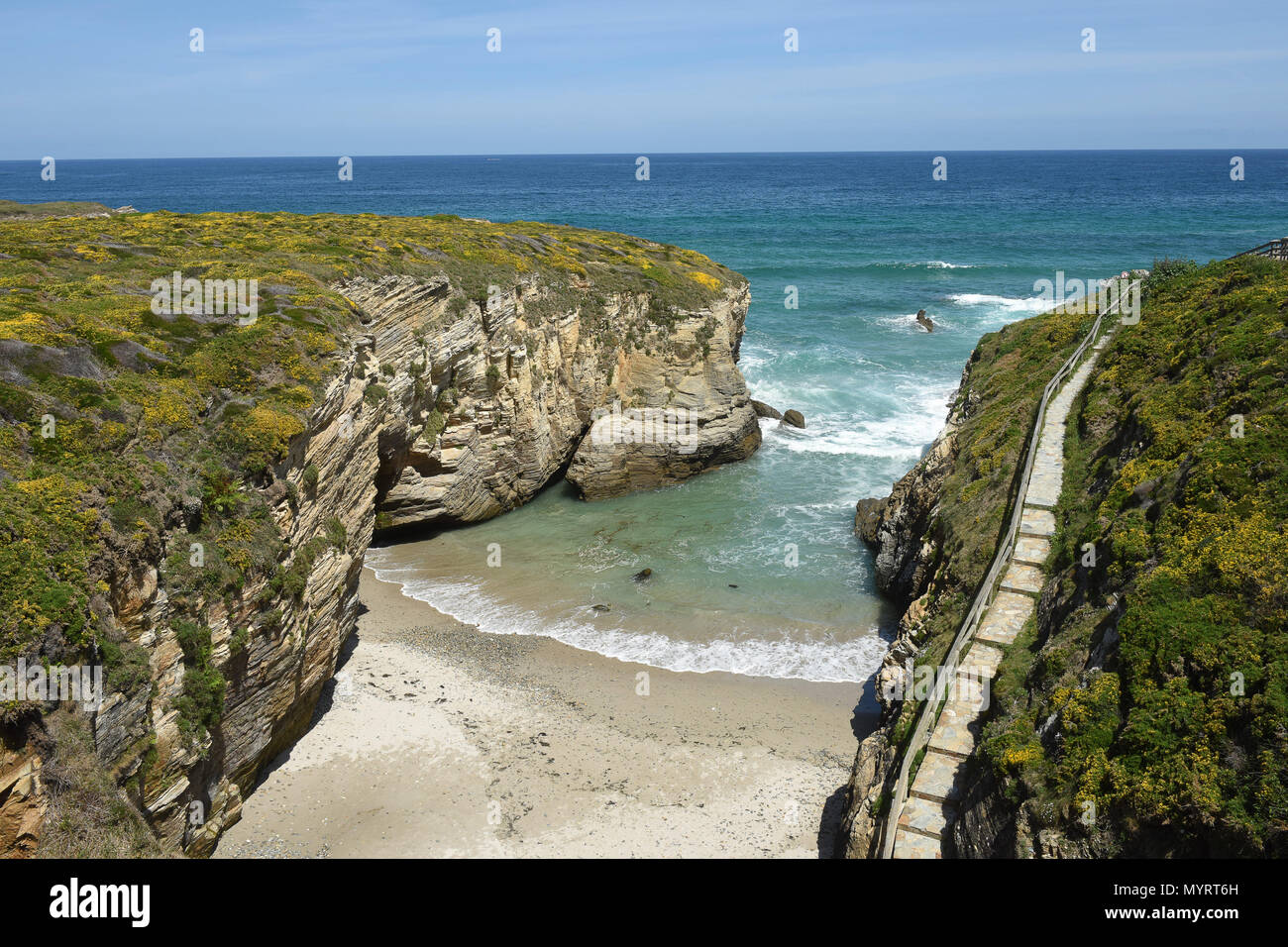 Promontorio costiero e rocce vicino a Ribadeo in Galizia Spagna settentrionale Foto Stock