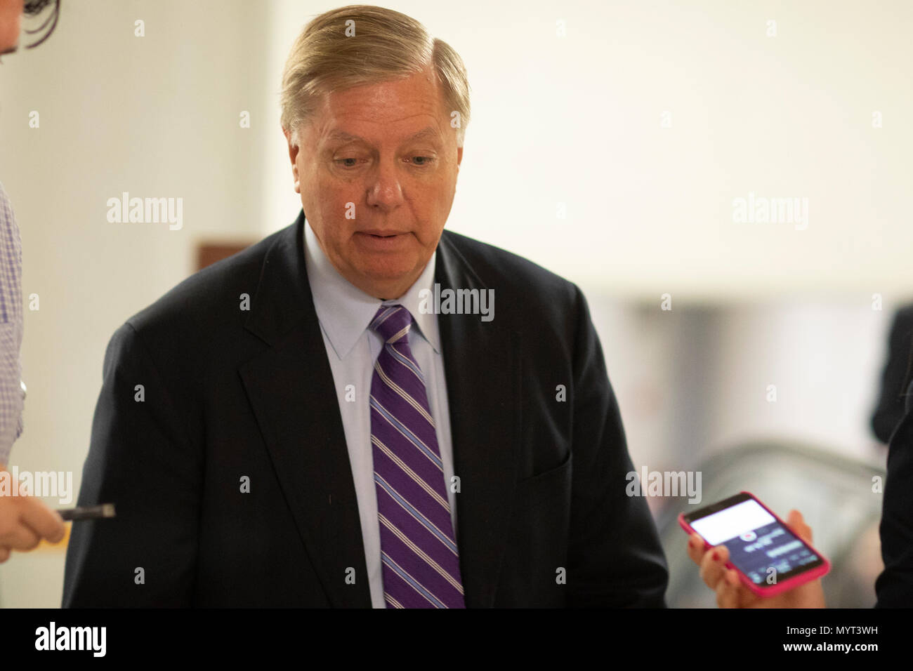 Washington, Stati Uniti d'America. 07Th Giugno, 2018. Stati Uniti il senatore Lindsey Graham, il repubblicano della Carolina del Sud, parla con i giornalisti nel senato metropolitana durante una votazione del Senato sul colle del Campidoglio di Washington il 7 luglio 2018. Credito: Alex Edelman/CNP | Utilizzo di credito in tutto il mondo: dpa/Alamy Live News Foto Stock