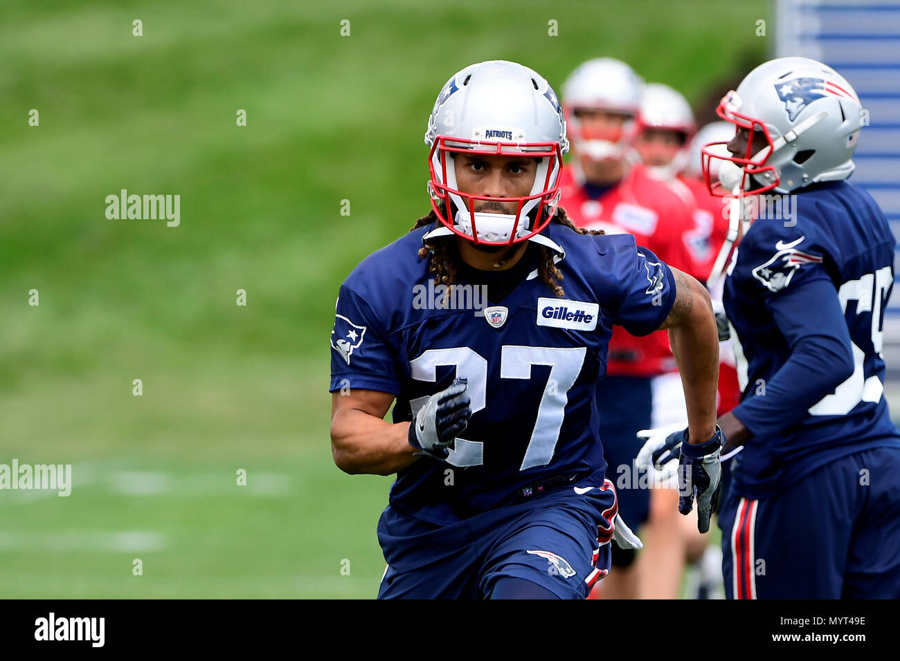 Foxborough, Massachusetts, STATI UNITI D'AMERICA. Il 7 giugno, 2018. New England Patriots corner back Ryan Lewis (27) lavora presso il team di camp mini detenute sui campi pratica a Gillette Stadium, in Foxborough, Massachusetts. Eric Canha/CSM/Alamy Live News Foto Stock