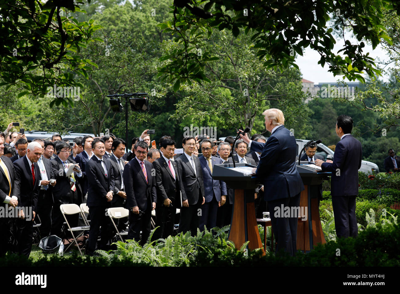 Il Presidente degli Stati Uniti, Donald Trump e il Primo Ministro giapponese Shinzo Abe tenere una conferenza stampa congiunta nel Giardino delle Rose della Casa Bianca dopo la loro riunione del 7 giugno 2018 a Washington, DC. Credito: Yuri Gripas/Piscina via CNP /MediaPunch Foto Stock