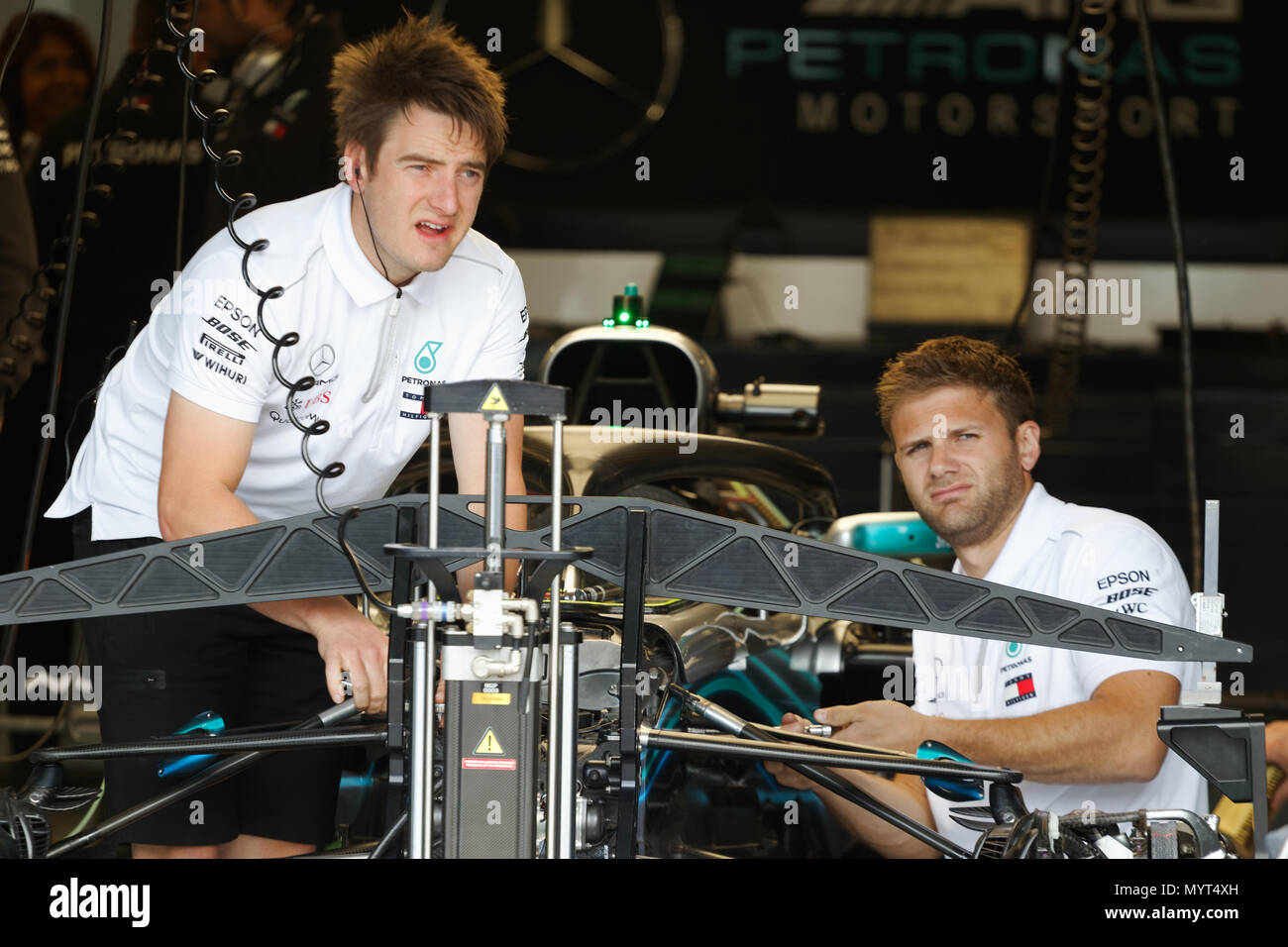 Montreal, Canada. Il 7 giugno, 2018. Gli equipaggi lavorano su Lewis Hamilton della Mercedes AMG Petronas per Venerdì di prove libere del Gran Premio di Formula 1 del Canada , il circuito Gilles-Villeneuve. Credito: Richard prudhomme/Alamy Live News Foto Stock