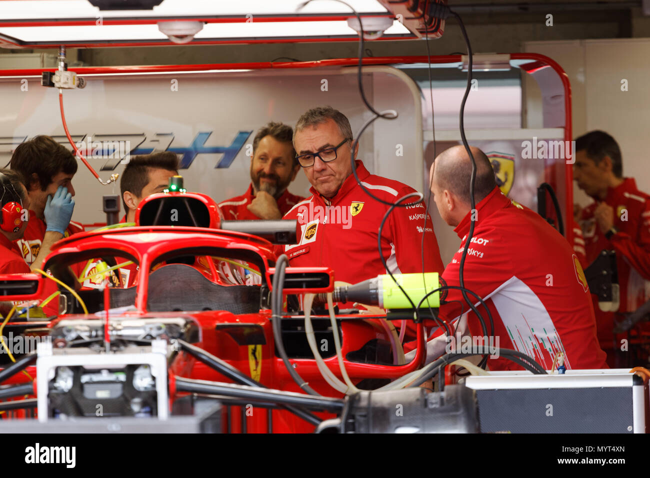 Montreal, Canada. Il 7 giugno, 2018. Gli equipaggi lavorano su Sebastian Vettel la Scuderia Ferrari per il Venerdì di prove libere del Gran Premio di Formula 1 del Canada , il circuito Gilles-Villeneuve. Credito: Richard prudhomme/Alamy Live News Foto Stock