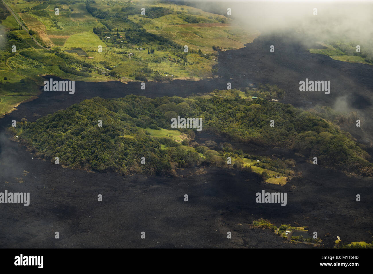 Pahoa, Hawaii, Stati Uniti d'America. Il 6 giugno, 2018. Lago Verde ha perso tutta la sua acqua come la maggior parte dei Kapoho area comprendente le pozze di marea è ora coperto di lava fresca con qualche proprietà ancora intatto come il Vulcano Kilauea lower east Zona di rift eruzione continua il Mercoledì, Giugno 6, 2018 in Pahoa, Hawaii. Credito: L.E. Baskow/ZUMA filo/Alamy Live News Foto Stock