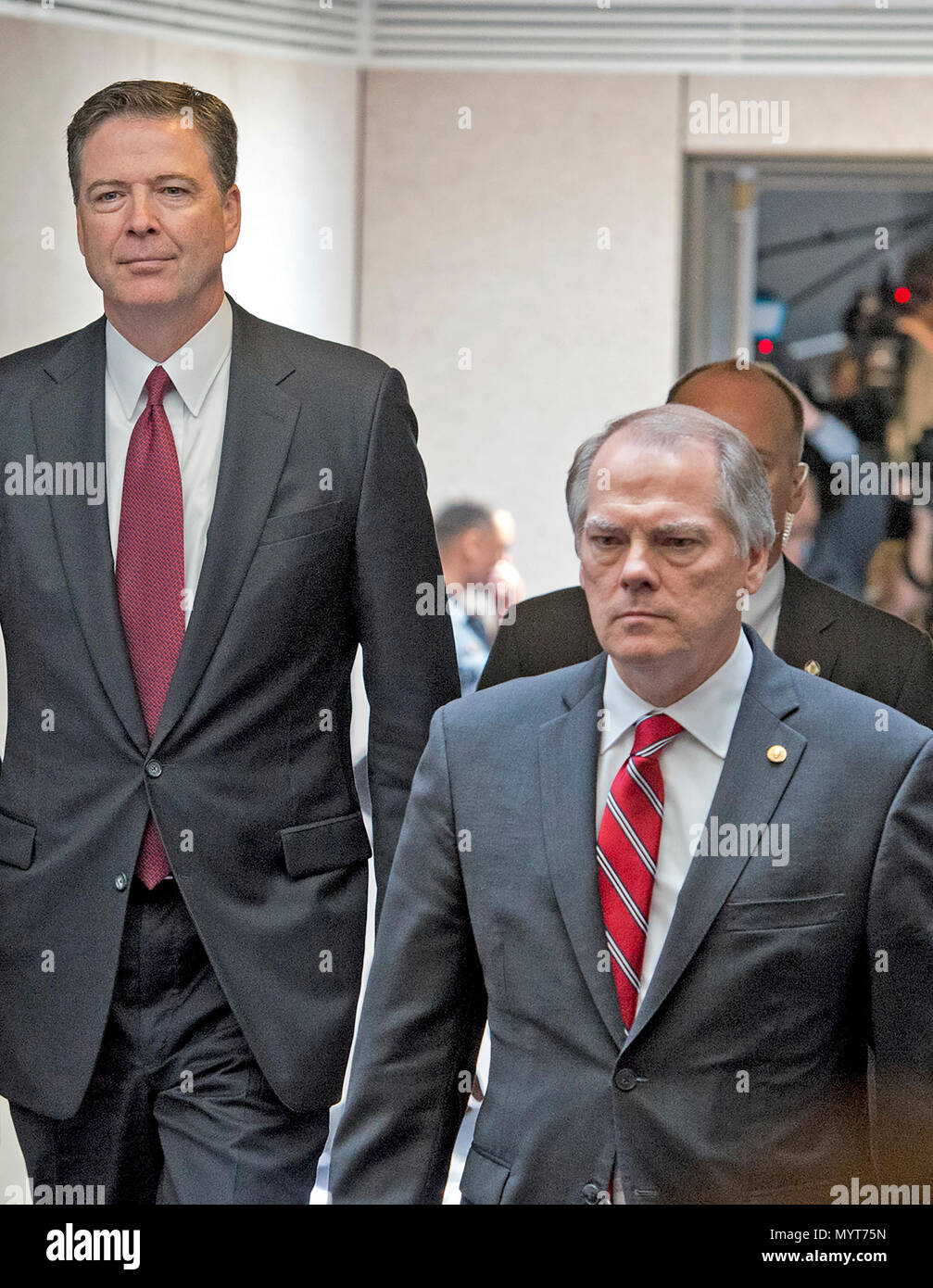 In questo file di foto da Giovedì, Giugno 8, 2017, James A. Wolfe, 58, ex direttore della sicurezza per il Senato Comitato di intelligence, destra, passeggiate con ex direttore dell'FBI James Comey, sinistra, come egli si allontana dopo testimoniare in un udienza chiusa su l'intervento russo nel 2016 elezione presidenziale prima che il senato degli Stati Uniti di Comitato di selezione sulla Intelligence al Campidoglio di Washington DC. Wolfe è stato incriminato il 7 giugno 2018 per giacente al FBI circa i ripetuti contatti con tre giornalisti e passaggio di informazioni classificate dalla Commissione a due di essi. Credito: Ron Sachs / Foto Stock