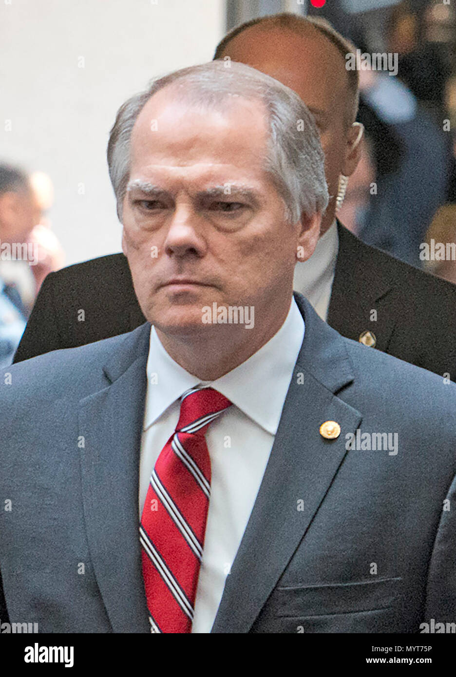 In questo file di foto da Giovedì, Giugno 8, 2017, James A. Wolfe, 58, ex direttore della sicurezza per il Senato Comitato di intelligence, come egli cammina con l'ex direttore dell'FBI James Comey come Comey si allontana dopo testimoniare in un udienza chiusa su l'intervento russo nel 2016 elezione presidenziale prima che il senato degli Stati Uniti di Comitato di selezione sulla Intelligence al Campidoglio di Washington DC. Wolfe è stato incriminato il 7 giugno 2018 per giacente al FBI circa i ripetuti contatti con tre giornalisti e passaggio di informazioni classificate dalla Commissione a due di essi. Credito: Ron Sachs/CNP Foto Stock