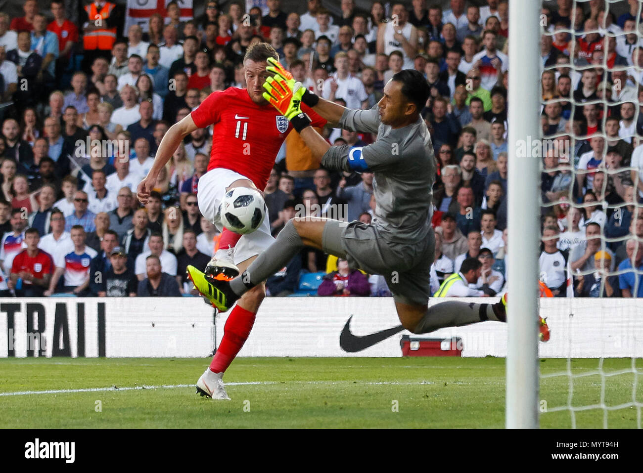 Leeds, Regno Unito. Il 7 giugno, 2018. Keylor Navas del Costa Rica salva da Jamie Vardy di Inghilterra durante la International amichevole tra Inghilterra e Costa Rica a Elland Road il 7 giugno 2018 a Leeds, Inghilterra. (Foto di Daniel Chesterton/phcimages) Credit: Immagini di PHC/Alamy Live News Foto Stock