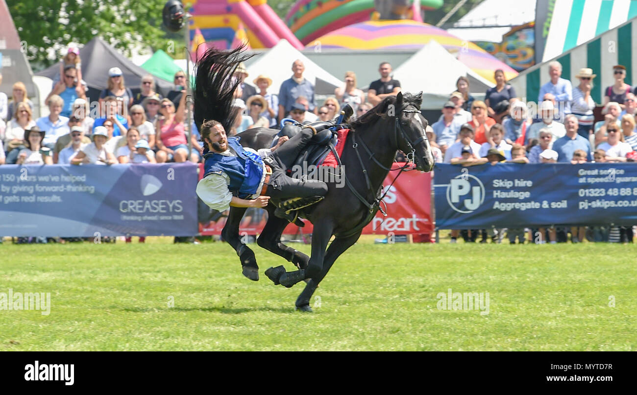 Southampton SUSSEX REGNO UNITO 8 Giugno 2018 - Membri della azione di Atkinson cavalli famosi per apparire in Poldark e Peaky Blinders effettuando al sud dell'Inghilterra Visualizza in una bella giornata di sole presso il Southampton Showground vicino a Haywards Heath Sussex Credito: Simon Dack/Alamy Live News Foto Stock