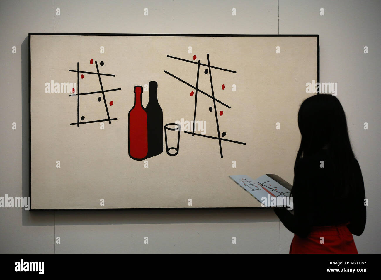 Londra. Regno Unito 8 Giugno 2018 - Un Sotheby's membro dello staff guarda Patrick Caulfield, rosso,Bianco e nero è ancora la vita, acrilico su board,1966/84 (est. £300.000- 500000). Sotheby's presentazione moderna e post-guerra British opere di BritainÕs la maggior parte dei artisti pionieri. Asta avrà luogo il 12 giugno 2018 come parte di Sotheby's britannico moderno settimana d'arte. Credito: Dinendra Haria/Alamy Live News Foto Stock