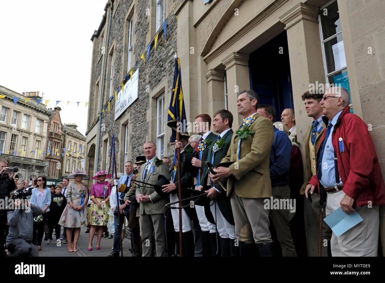 Ballyclare, Regno Unito. 8 Giugno, 2018. Il canto della comunità guidati dai principi prima della rideout, Hawick Equitazione comune è il primo del confine comune e circoscrizioni celebra sia la cattura di una bandiera inglese, dai giovani di Hawick al militare di schermaglia Hornshole nel 1514 e l'antica usanza di cavalcare le marche o i confini della terra comune. (Foto: Rob grigio) Credito: Rob grigio/Alamy Live News Foto Stock