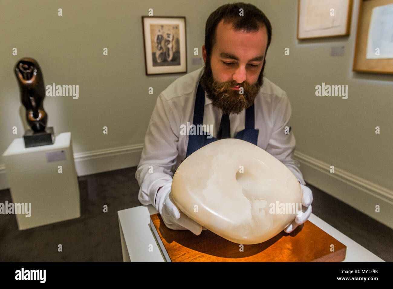 Londra, Regno Unito. 8 Giugno, 2018. Dame Barbara Hepworth, spirale, est £1.2-1.8m - Modern & Post-War arte inglese, parte della moderna arte inglese settimana Sotheby's New Bond Street, Londra, il 12-13 giugno 2018. Credito: Guy Bell/Alamy Live News Foto Stock