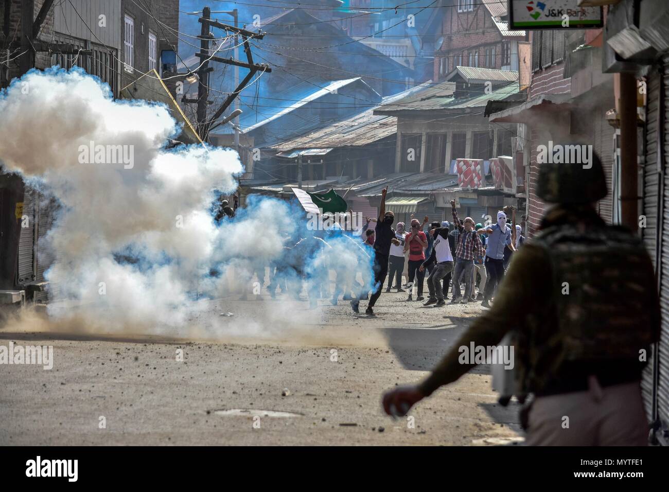 Giugno 8, 2018 - Srinagar, J&K, India - un gas lacrimogeni shell sparato dal poliziotto indiano esplode nei pressi del Kashmir manifestanti durante gli scontri dopo il venerdì le preghiere della congregazione a Srinagar, Indiano Kashmir amministrato.Migliaia di persone in tutta la valle del Kashmir osservato lo scorso venerdì del mese del Ramadan ( al-Quds giorno) in solidarietà con gli oppressi palestinesi durante il quale raduni, manifestazioni di protesta sono state prese fuori mentre i giovani si scontrano con le forze di governo dopo la preghiera del Venerdì nella città vecchia di Srinagar. I manifestanti erano canti anti-India e pro-libertà di slogan. Le forze di strappo sparato bombole di gas e p Foto Stock