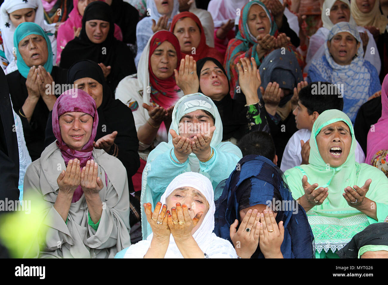 Giugno 8, 2018 - Srinagar, Jammu e Kashmir India - Kashmir donne musulmane partecipare alle preghiere in occasione di Youm-e-Quds o di Al Quds giorno nella grande moschea di Srinagar la capitale estiva di Indiano Kashmir controllato su Giugno 08, 2018. Massicci scontri scoppiati tra le forze governative e pro libertà manifestanti subito dopo il Venerdì congregazione preghiere culminò nella grande moschea .centinaia di protestare la gioventù ha preso le principali strade di Nowhatta e tenere una dimostrazione di solidarietà con i palestinesi. La polizia indiana oscillata in azione e sparato numerosi gas lacrimogeno canestri, pellet e granate stun Foto Stock