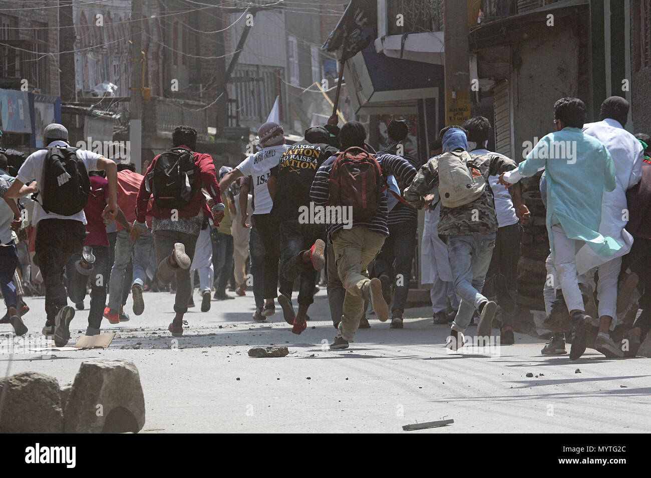 Giugno 8, 2018 - Srinagar, Jammu e Kashmir India - contestatori del Kashmir eseguito dopo che la polizia ha sparato gas lacrimogeni gusci durante gli scontri in occasione del Youm-e-Quds o di Al Quds giorno nella grande moschea di Srinagar la capitale estiva di Indiano Kashmir controllato su Giugno 08, 2018. Massicci scontri scoppiati tra le forze governative e pro libertà manifestanti subito dopo il Venerdì congregazione preghiere culminò nella grande moschea .centinaia di protestare la gioventù ha preso le principali strade di Nowhatta e tenere una dimostrazione di solidarietà con i palestinesi. La polizia indiana oscillata in azione e sparato numerosi gas lacrimogeno Foto Stock