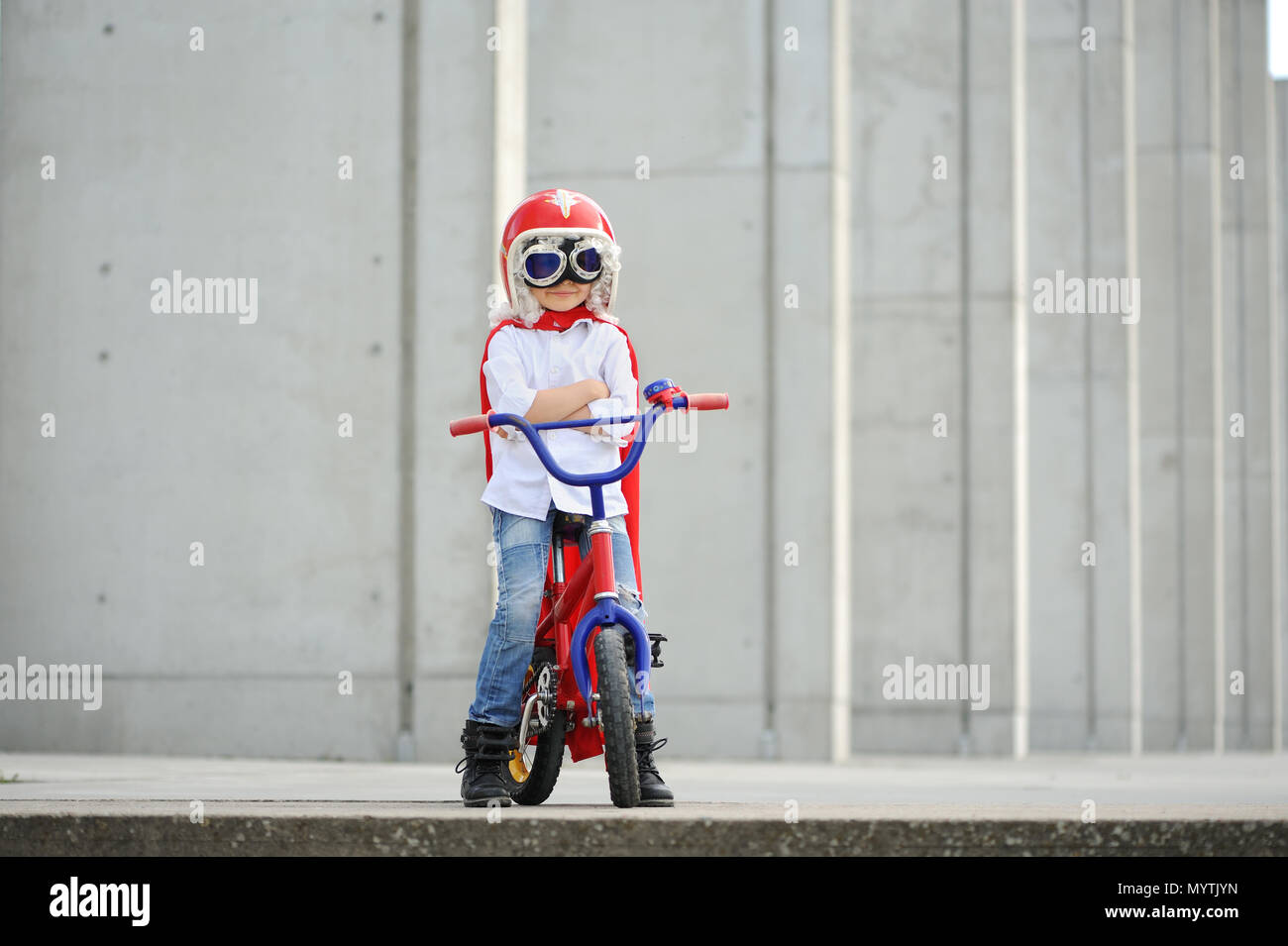 Un divertente, poco supereroe. Concetto boy immaginazione. Felice childchood. Foto Stock