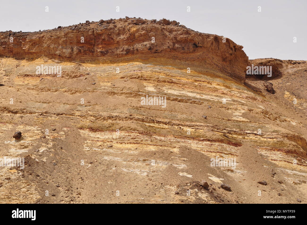 Rocce stratificate all'ingresso dell'Oasi Bahariya depressione, Western Desert, Egitto. Foto Stock