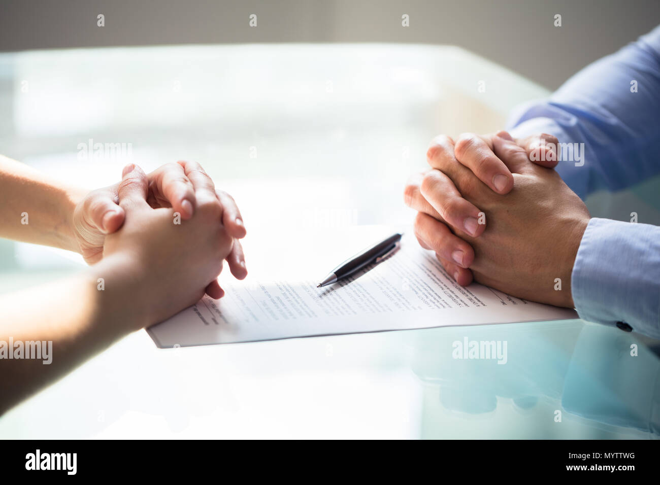 Close-up di due imprenditori la mano con il documento sulla scrivania Foto Stock