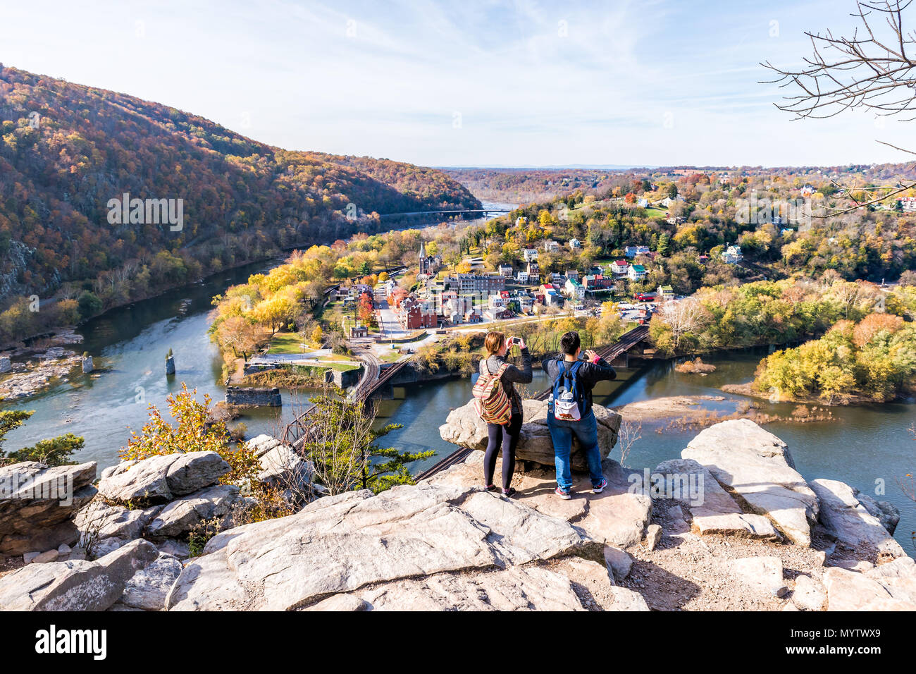 Harper's Ferry, Stati Uniti d'America - 11 Novembre 2017: si affacciano con escursionista persone donne matura, colorato giallo arancio fogliame autunno autunno foresta con piccolo villaggio Foto Stock