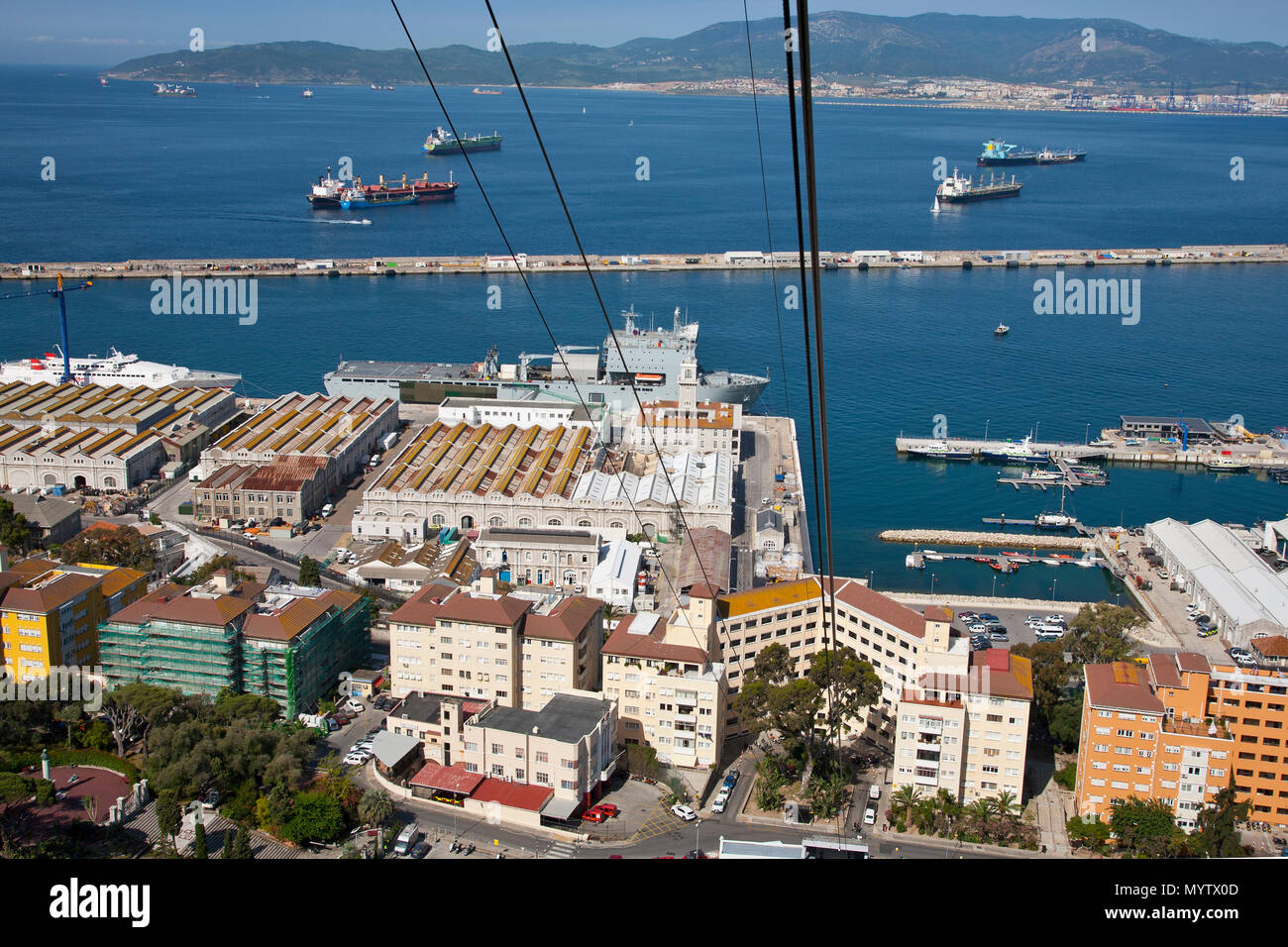 27 maggio 2016: Gibilterra, Spagna: vista cercando in città e alberi a Gibilterra dal di sopra in funivia Foto Stock