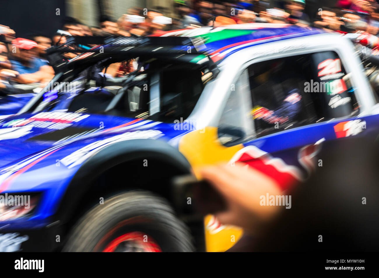 Città del Messico, Messico - 27 Giugno 2015: Gustavo Vildosola guida circa il Zocalo piazza e 20 de noviembre street, a La Infiniti Red Bull Racing F1 Showrun. Foto Stock