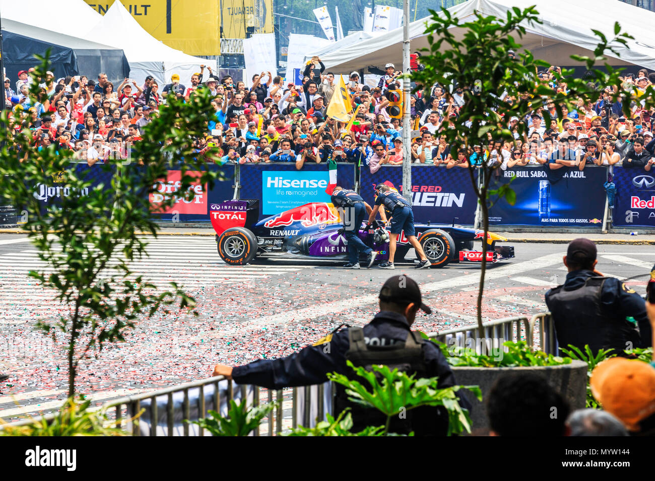 Città del Messico, Messico - 27 Giugno 2015: il Personale del Infiniti Red Bull Racing Team prende le vetture indietro per i rimorchi a Infiniti Red Bull Racing F1 Showrun. Foto Stock