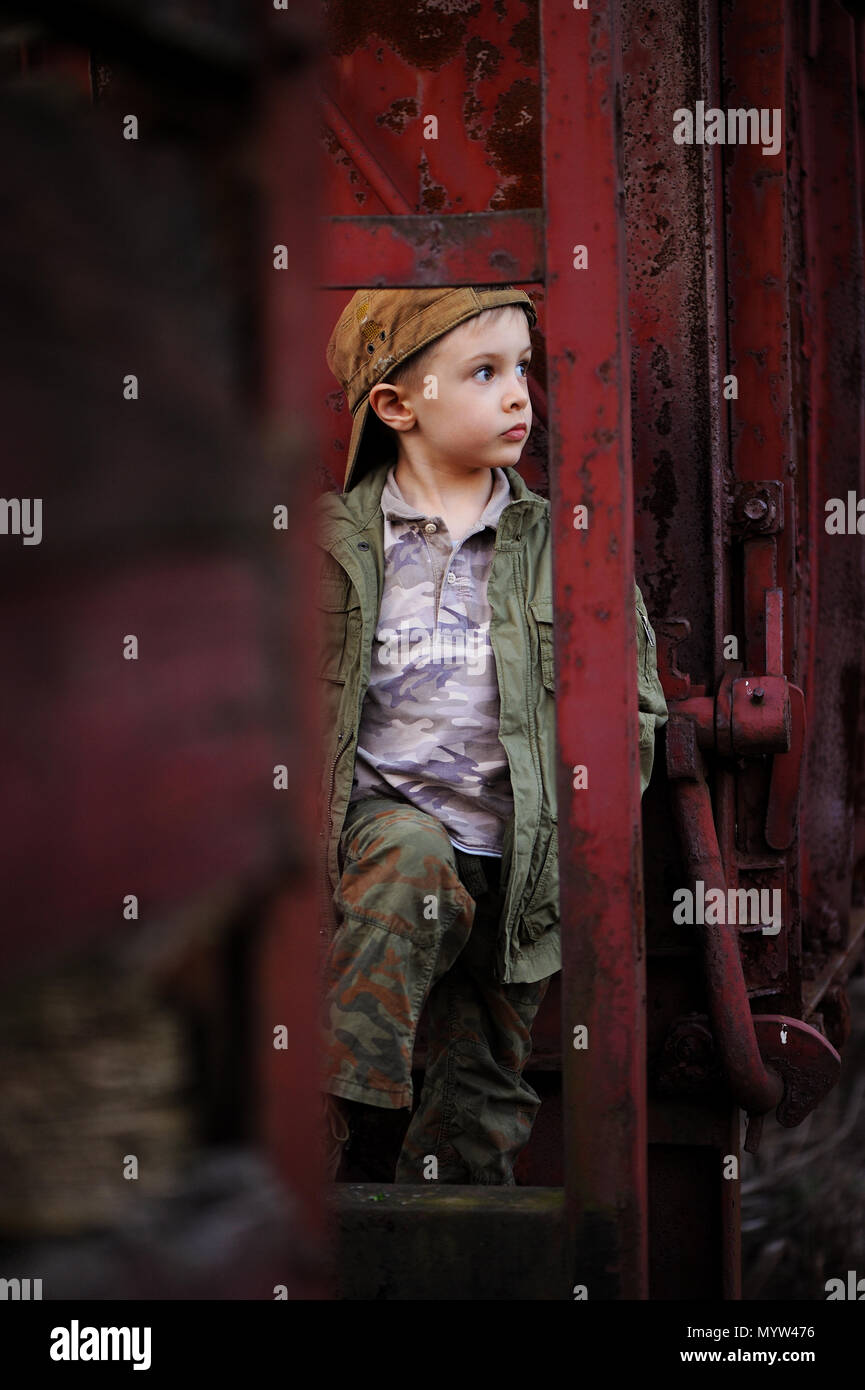 Poco,triste ragazzo. Bambino traveler, wanderer. Perso kid. Problemi boy. Foto Stock