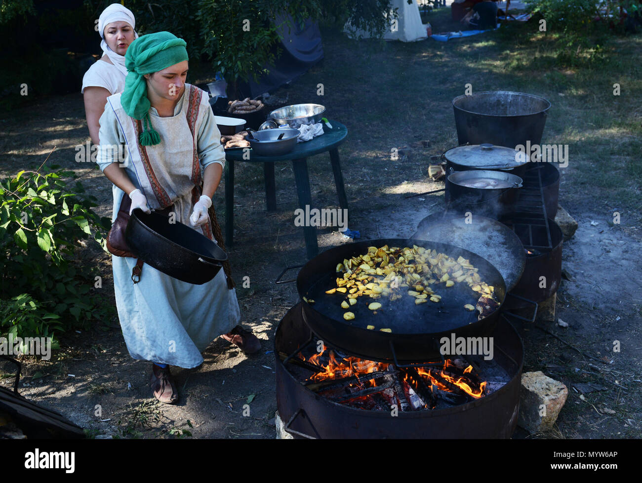 Cucina medievale presso la festa medievale a Odessa, Ucraina. Foto Stock