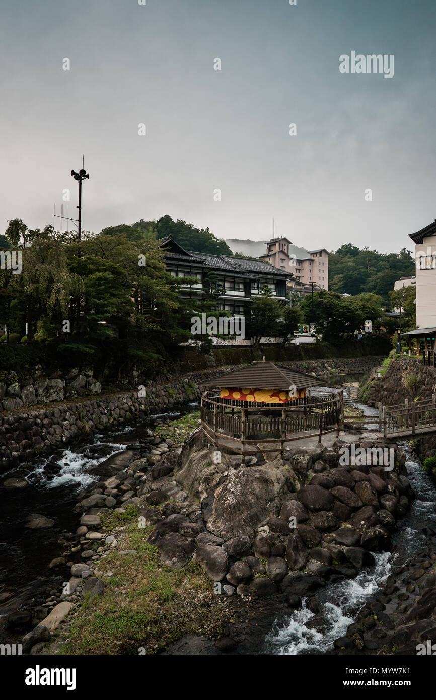 Una piccola primavera calda nel mezzo di un fiume in Izu Shi Giappone Foto Stock