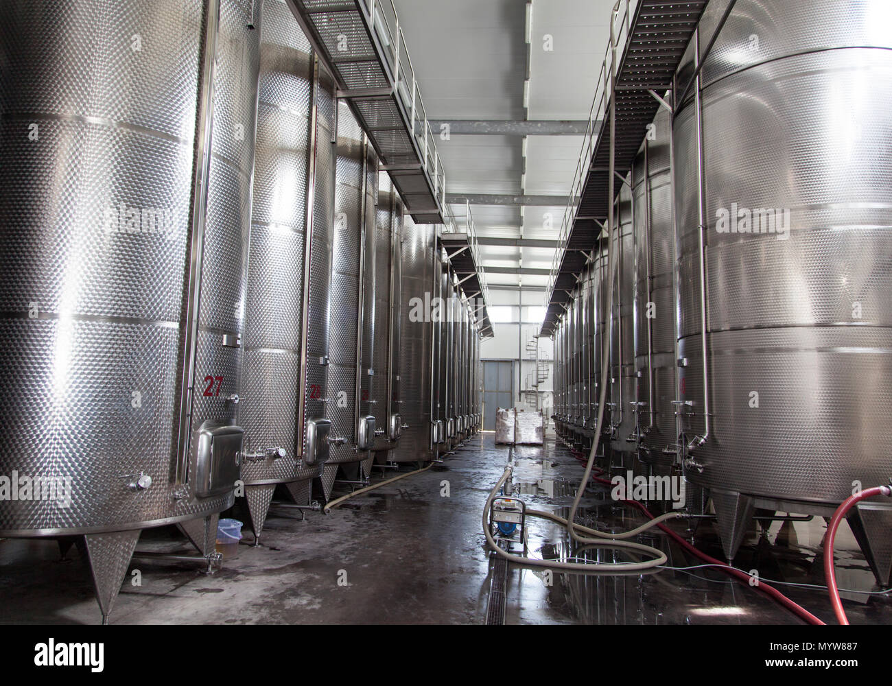 L'area in acciaio con contenitori di vino in uno dei della Georgia la cantina. Foto Stock