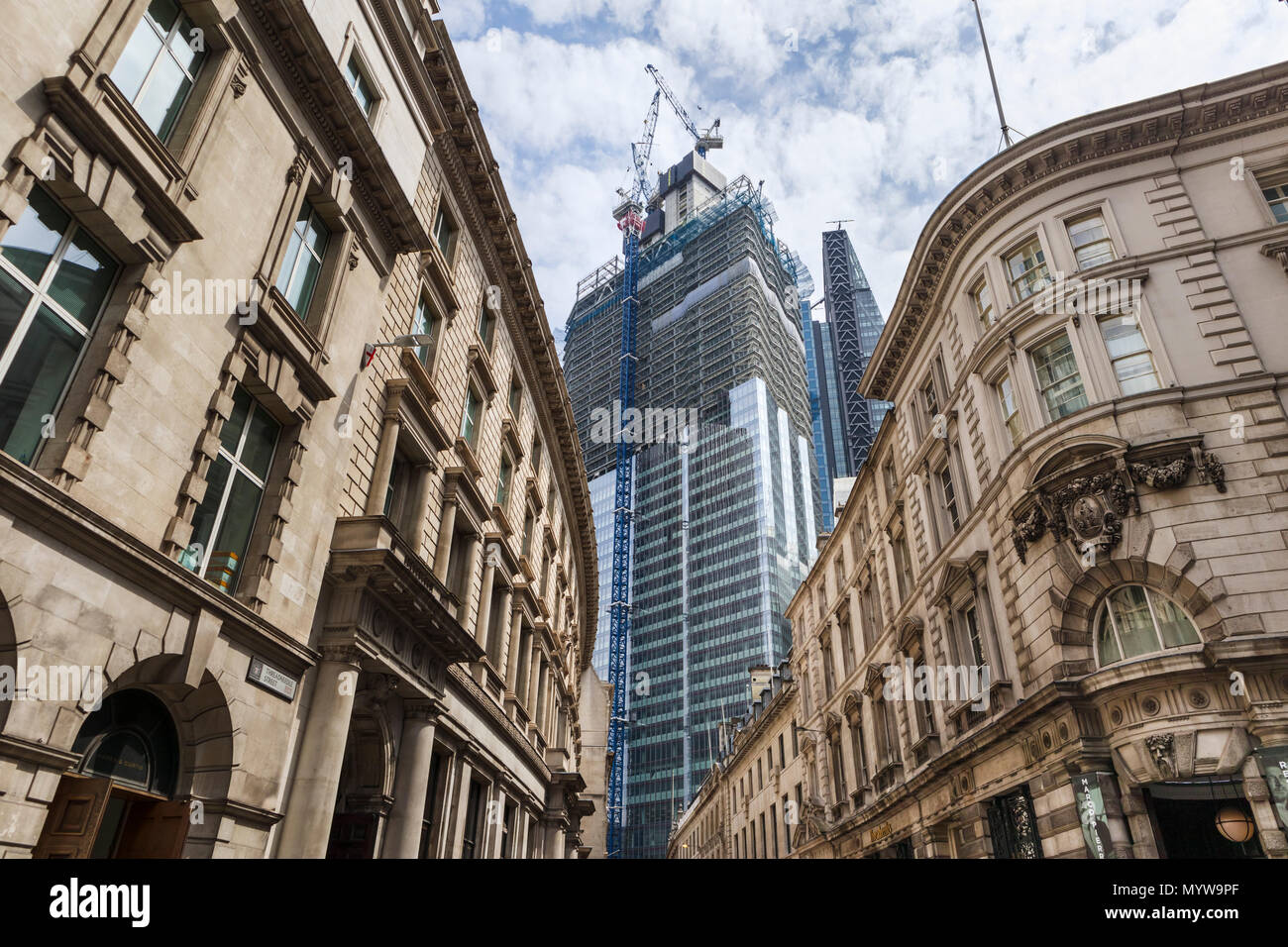 Parzialmente costruita grattacielo torre di uffici 22 Bishopsgate nel cuore del quartiere finanziario della City di Londra visto lungo Threadneedle Street Foto Stock