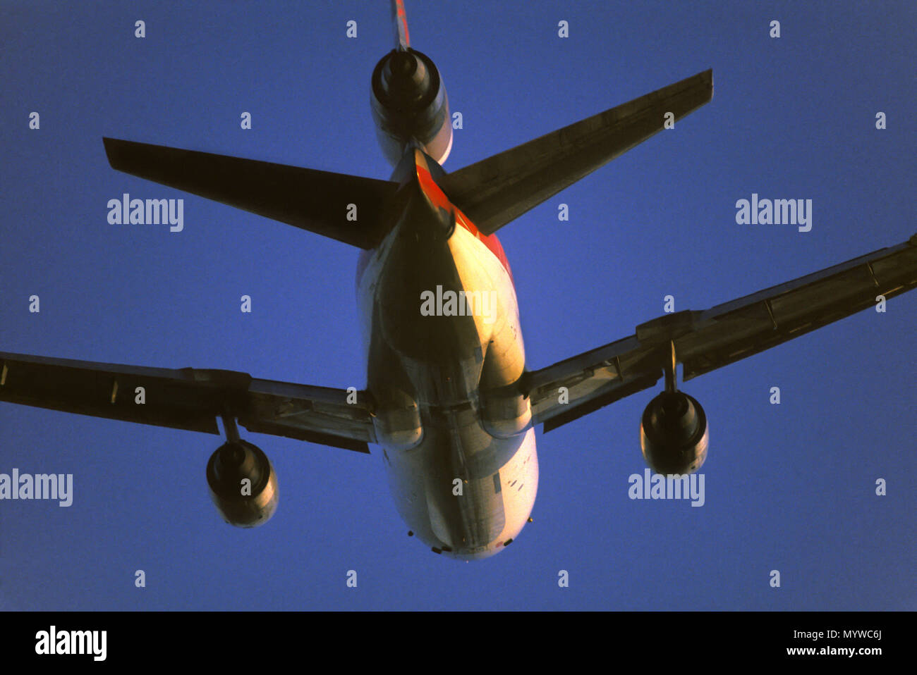 1992 Silhouette storico retro del volo aereo commerciale Foto Stock