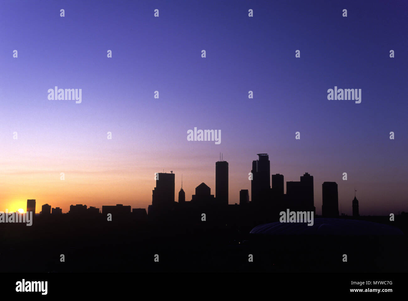 1992 Silhouette storico skyline del centro di Minneapolis Minnesota USA Foto Stock