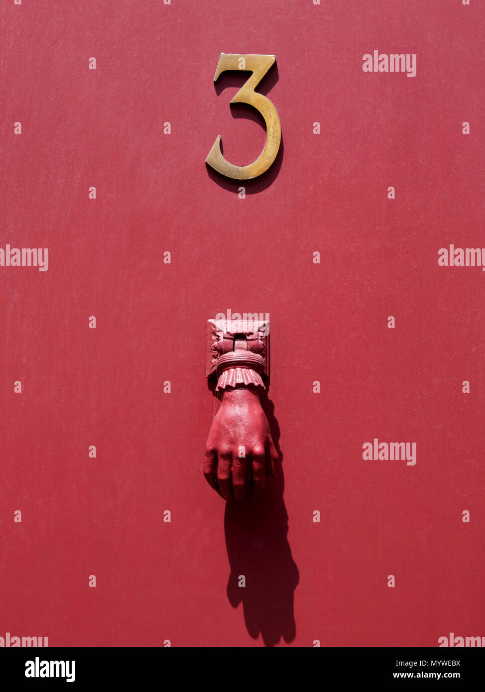 Paracolpi su una porta rossa. Francia Foto Stock