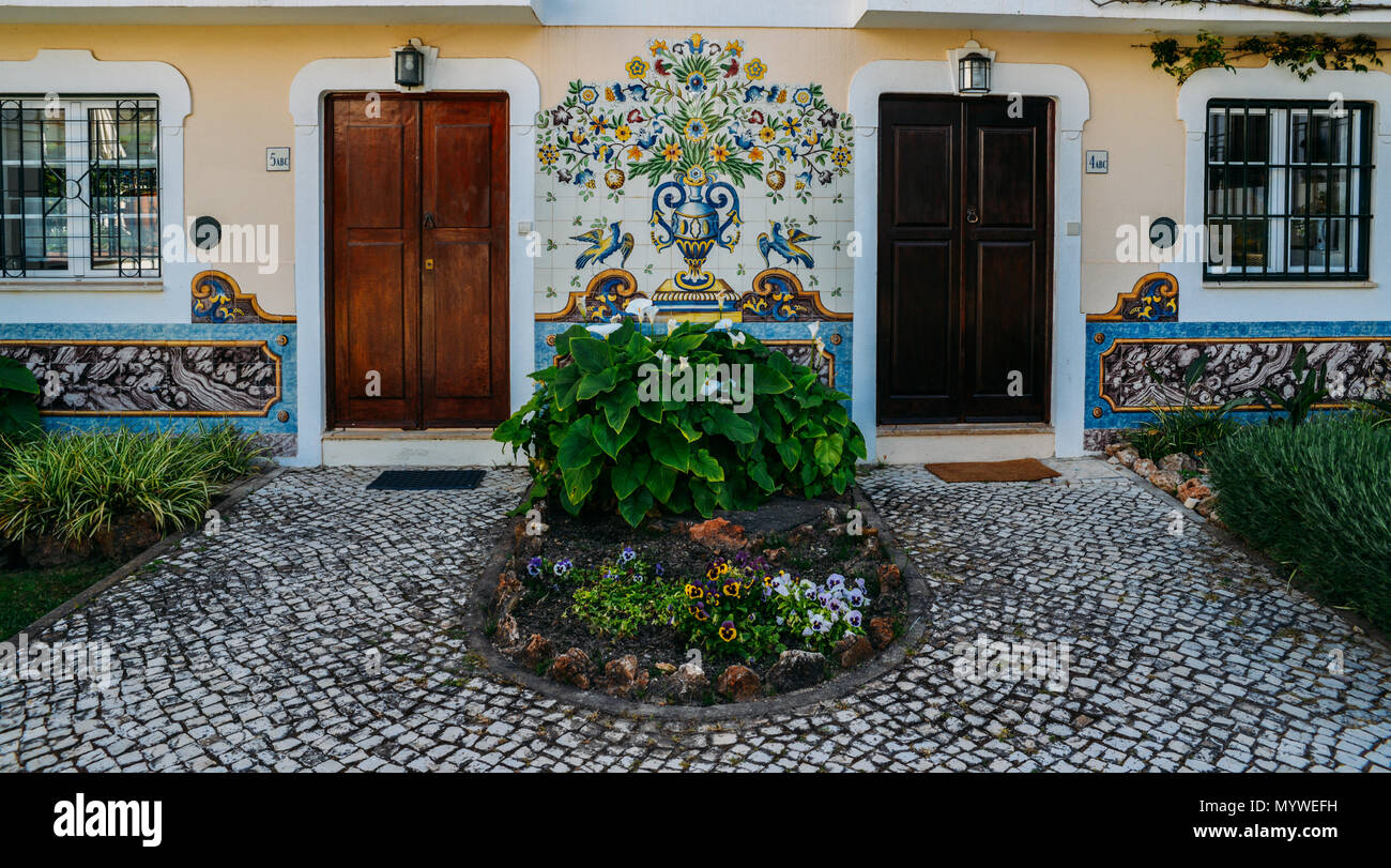 Decorativo azulejo portoghese esterno di un residence nel vecchio villaggio di Algarve, PORTOGALLO Foto Stock