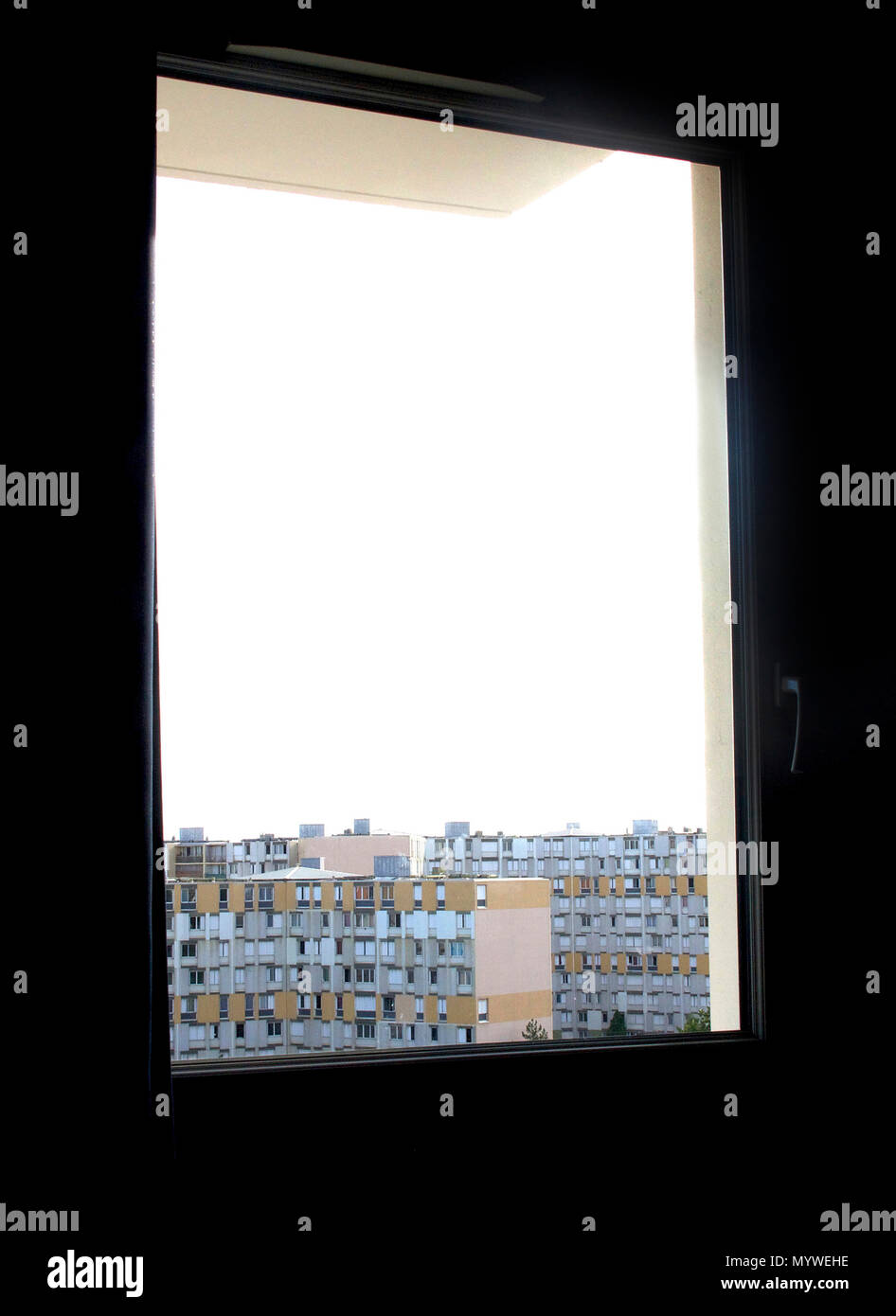 Guardando fuori della finestra sul blocco di edifici. Sud della Francia Foto Stock